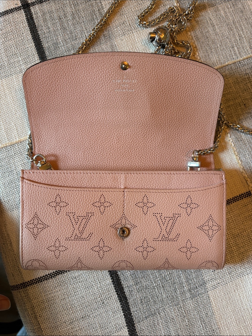 Louis Vuitton Pink Mahina Leather Crossbody XL Wallet on chain - Picture 9 of 15